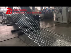 De fabriek produceert kleine aluminium cirkels.