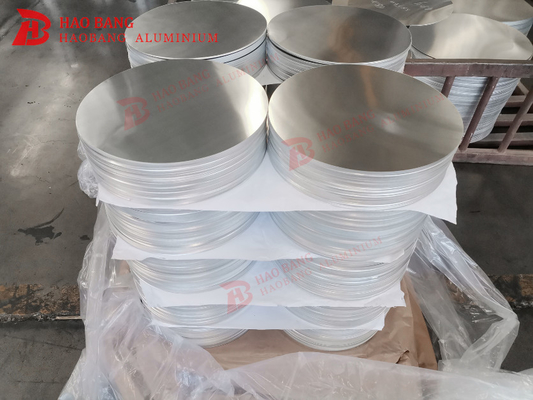990,9% puur aluminium met glad oppervlak en zilveren afwerking.