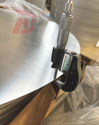 Aangepast formaat Aluminium cirkel 0,3-6 mm Dikte 100-1000 mm Diameter CC DC Materiaal 1050 1060 3003 Legering Scheurbestendig Dieptrekken voor kookgerei en lampafdekking Stempelen