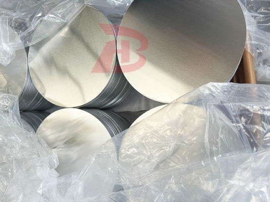 Aangepast formaat Aluminium cirkel 0,3-6 mm Dikte 100-1000 mm Diameter CC DC Materiaal 1050 1060 3003 Legering Scheurbestendig Dieptrekken voor kookgerei en lampafdekking Stempelen