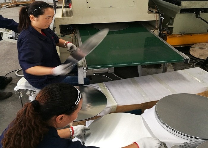 Fabrikanten rechte haar 1,2 mm puur 1070 graad aluminium plaat kan worden gebruikt voor kookgerei oven pannen