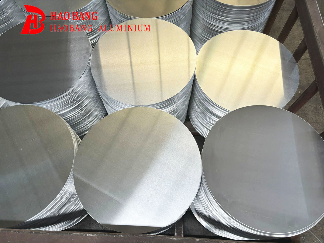 Glad oppervlak Hoge vlakheid Aluminium schijf 1050 1060 3003 legering, 0,3–6 mm dik, aangepast formaat Aluminium blanco voor lampafdekking en potten