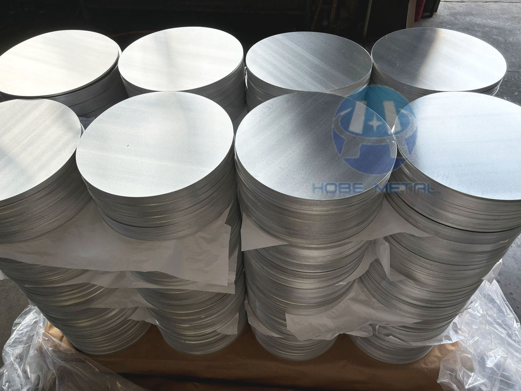 Aangepast formaat Aluminium cirkel 0,3-6 mm Dikte 100-1000 mm Diameter CC DC Materiaal 1050 1060 3003 Legering Scheurbestendig Dieptrekken voor kookgerei en lampafdekking Stempelen